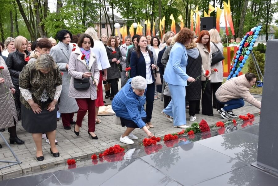 Медицинские работники возложили цветы 16.05.2025